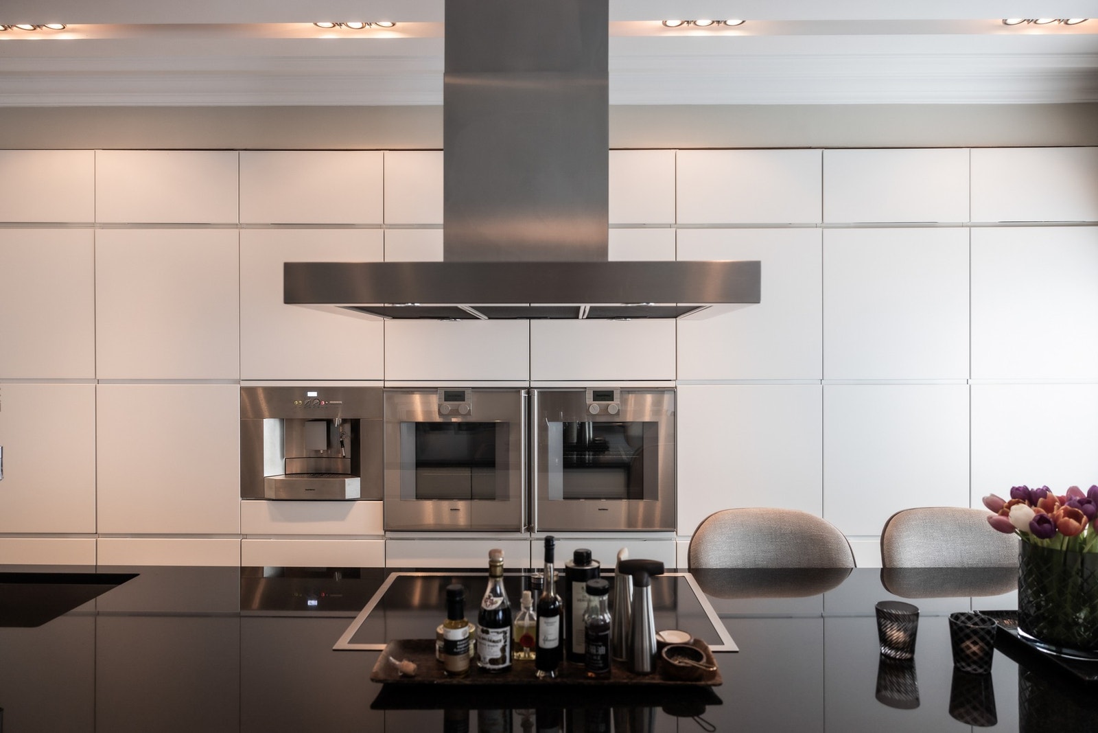 Kjøkkenet består av en velholdt og stilren innredning fra 2009, utformet med slette hvite fronter, benkeplater av stein og underlimt oppvaskkum i rustfritt stål. Galleribilde