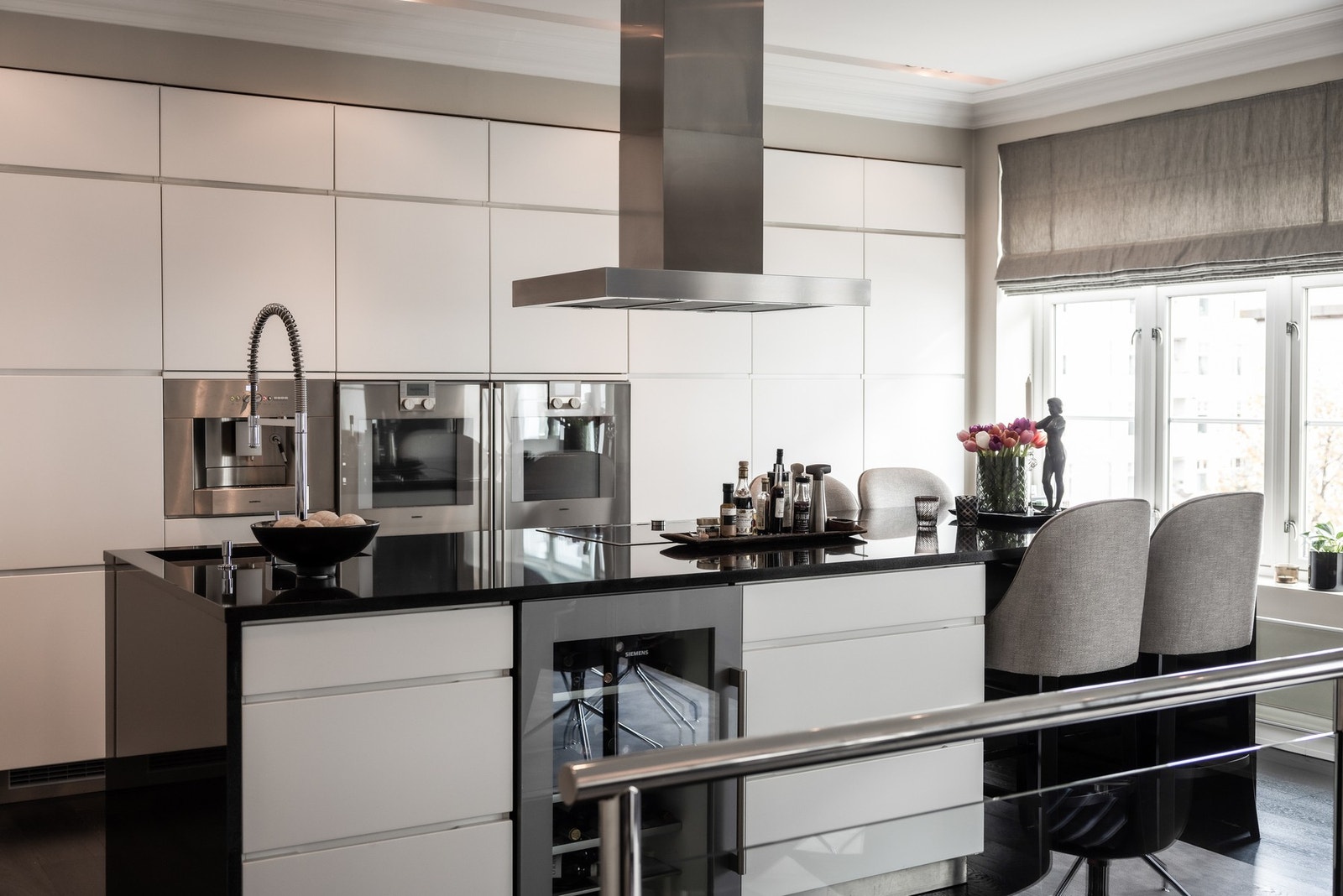 Innredningen er stilren og velholdt, hvor man enkelt kan se at ingenting er overlatt til tilfeldighetene. Et elegant og nydelig hjem med kvalitetsmaterialer, harmoniske fargetoner og high-end innredning. Galleribilde