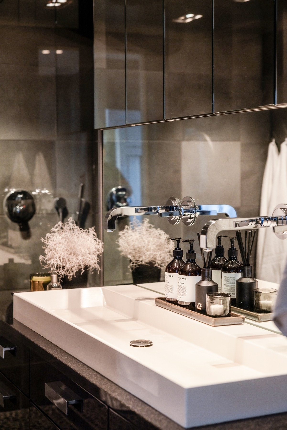 Rommet inkluderer servant med underskap og doble integrerte blandebatteri, speil, dobbel regndusj, vegghengt toalett, hyller og opplegg for vaskemaskin og tørketrommel. Galleribilde