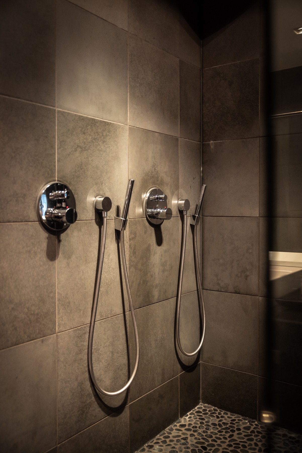 Dusjen er av god størrelse og det er dobbelt integrert dusjarmatur/regndusj. Galleribilde