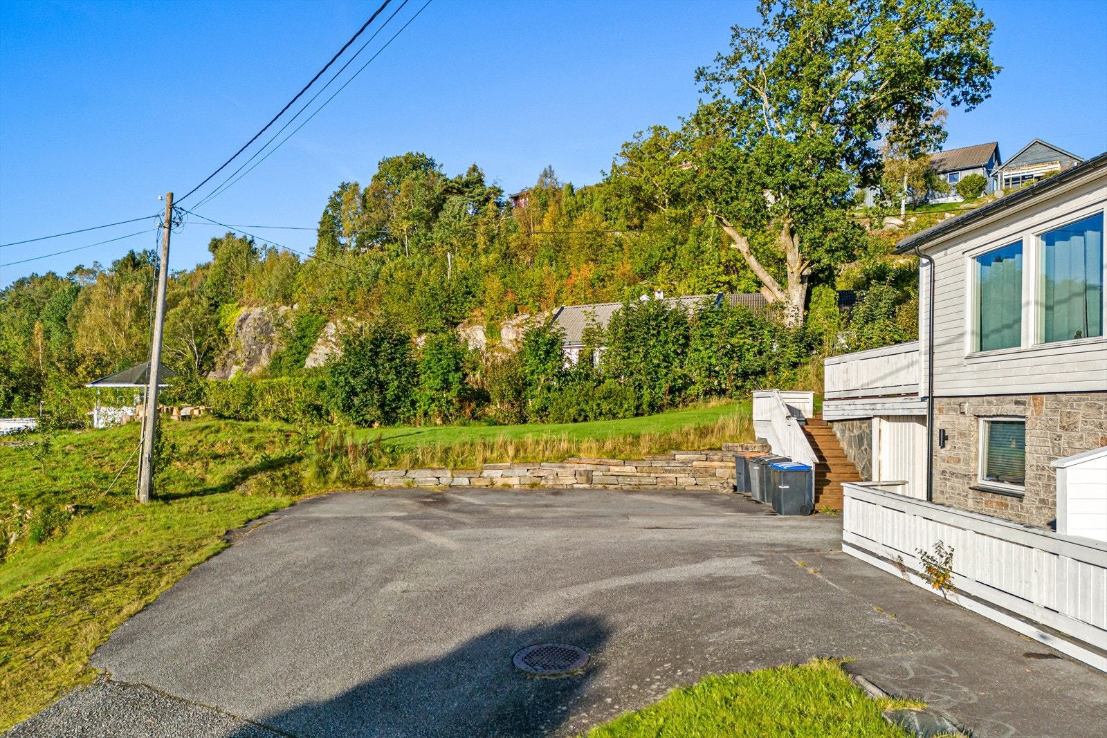Asfaltert felles innkjørsel/parkering Galleribilde