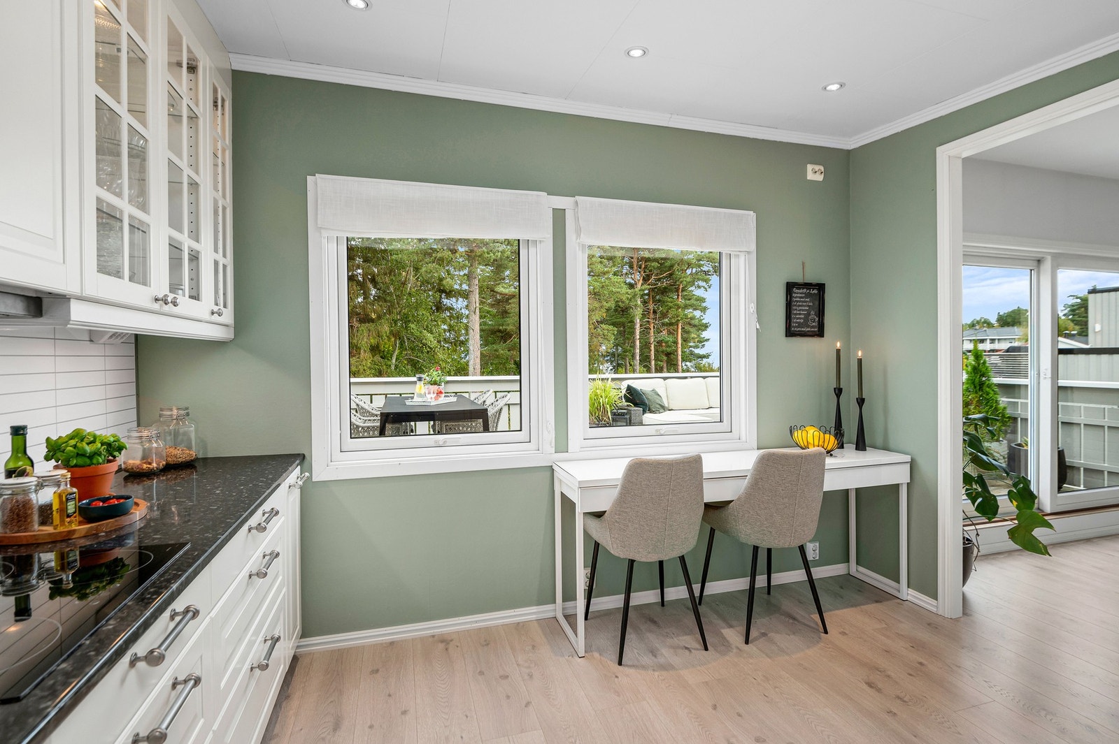 Kjøkkenrommet er på nærmere 13 kvm og har plass til et frokostbord. Galleribilde