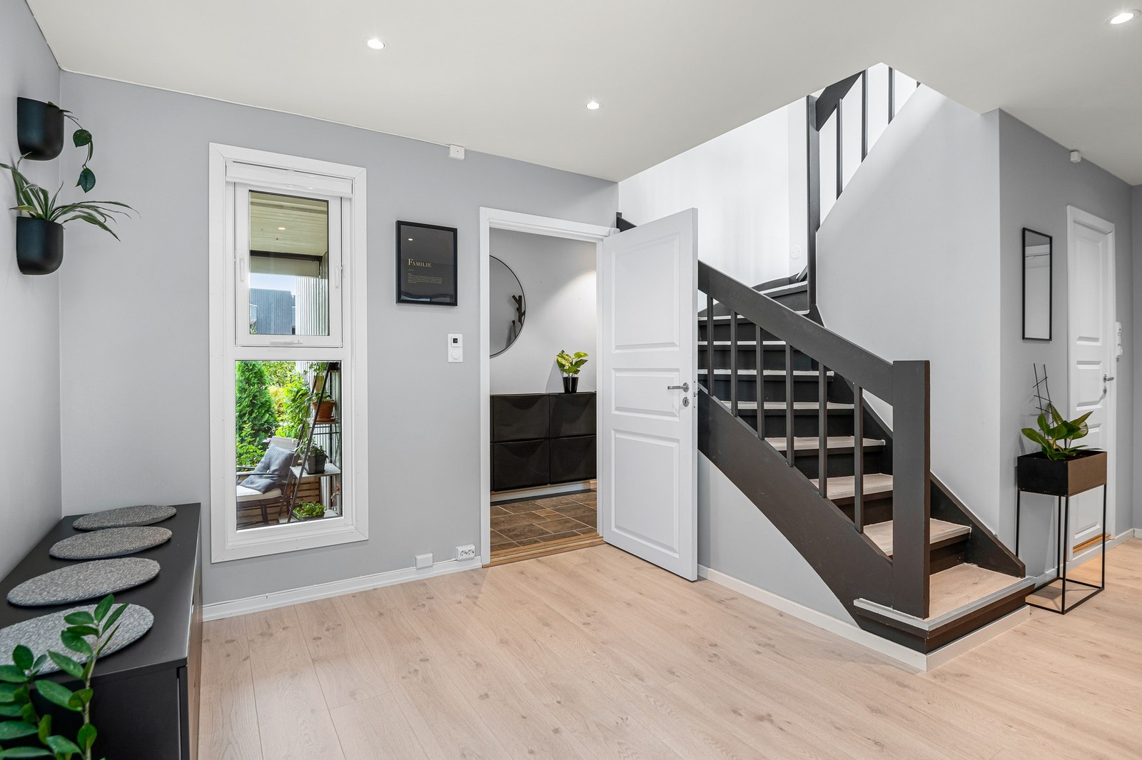 Praktisk entré på 3 kvm som fører videre inn til hall på over 16 kvm. Oppgradert i 2022 med nye vegger, gulv og vinduer. Varmekabler i gulv på begge rom. Galleribilde