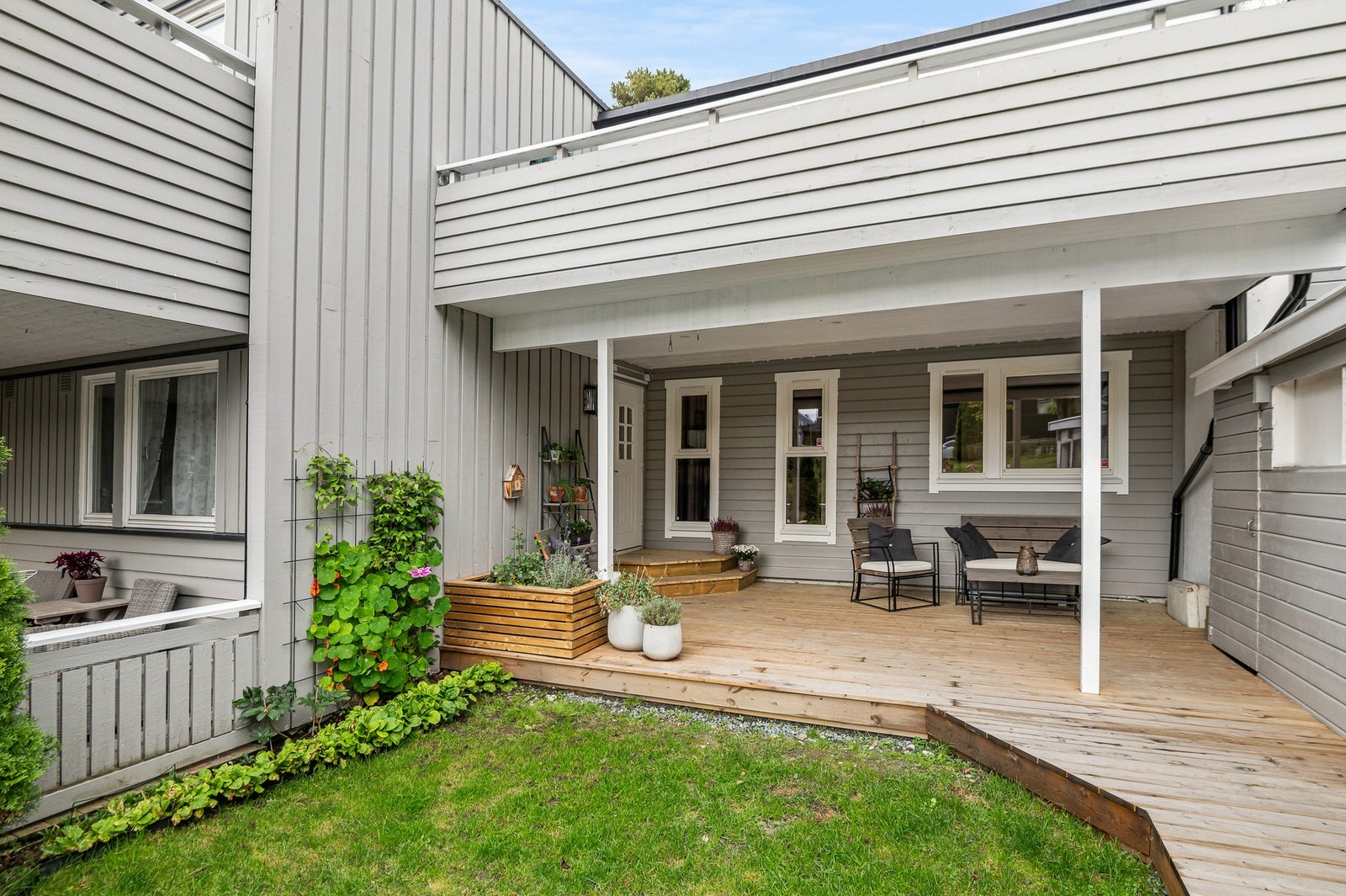 Trivelig inngangsparti som ble oppgradert med bl.a ny platting i 2024. Galleribilde