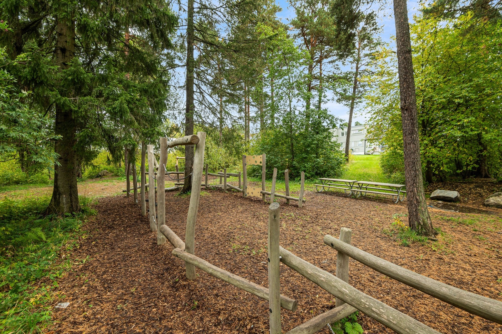 Bare et steinkast inn i "Lilleskogen" finnes det et Mekka for barnefamilien. Her er det duket for mye lek og moro, og det finnes flere akebakker i området. Galleribilde