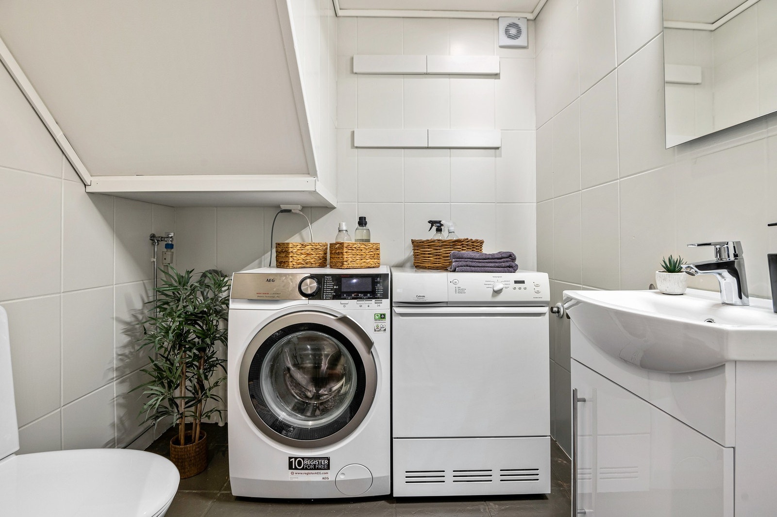 Vaskerommet ble oppgradert i 2023 med nytt toalett og servant. Varmekabler i gulv. Galleribilde