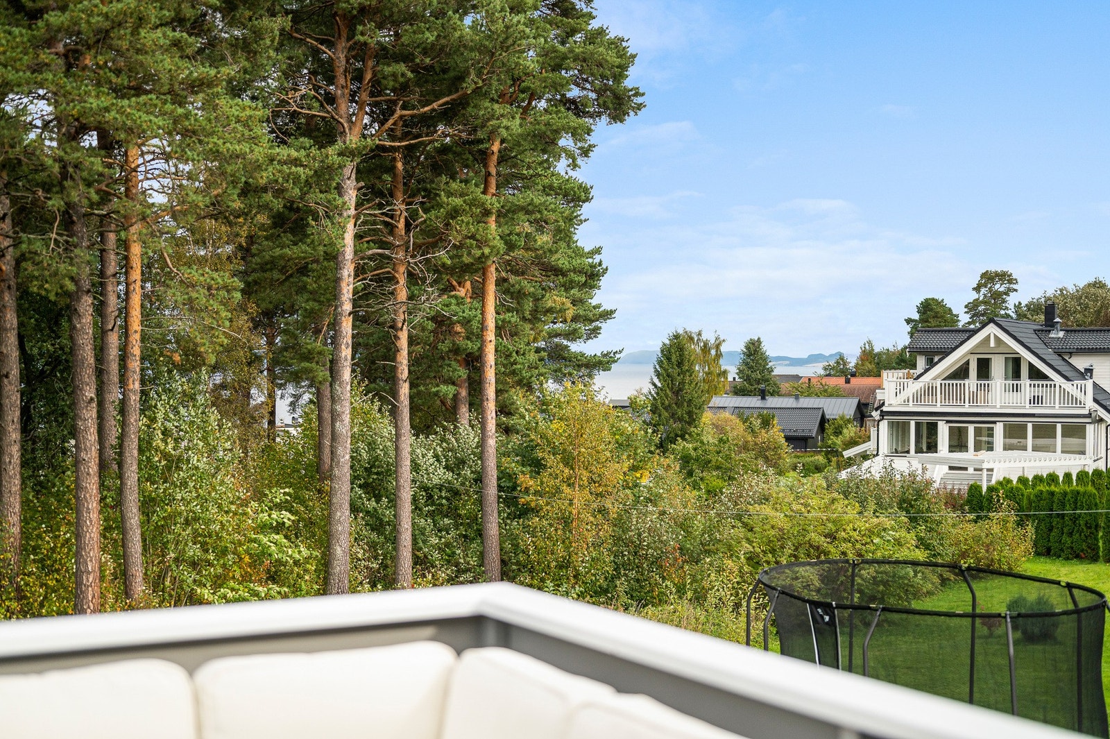 Fjordgløtt fra takterrassen. Galleribilde