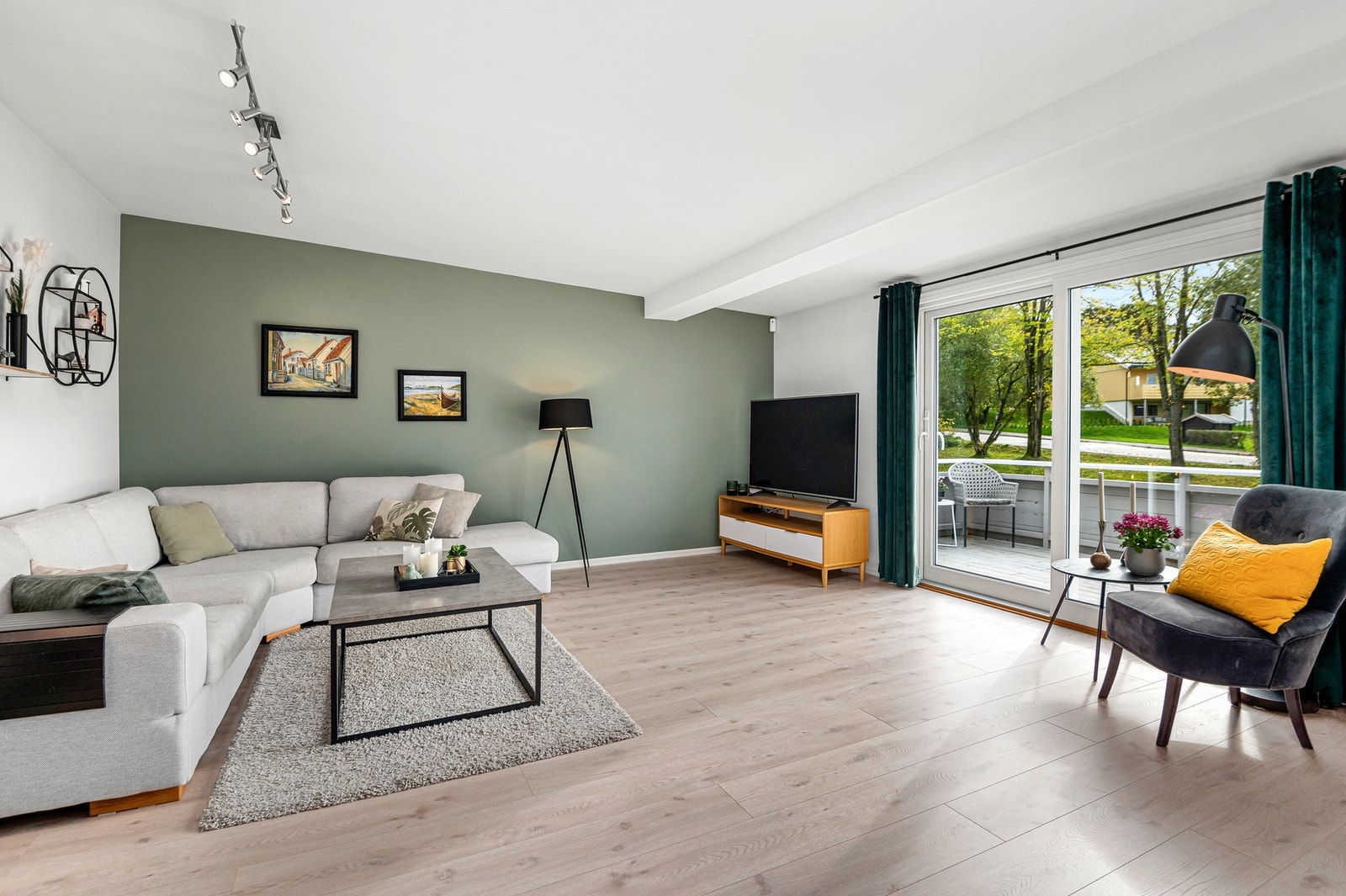 De store vindusflatene gir et godt lysinnslipp, og bidrar til en lett og luftig atmosfære. Galleribilde