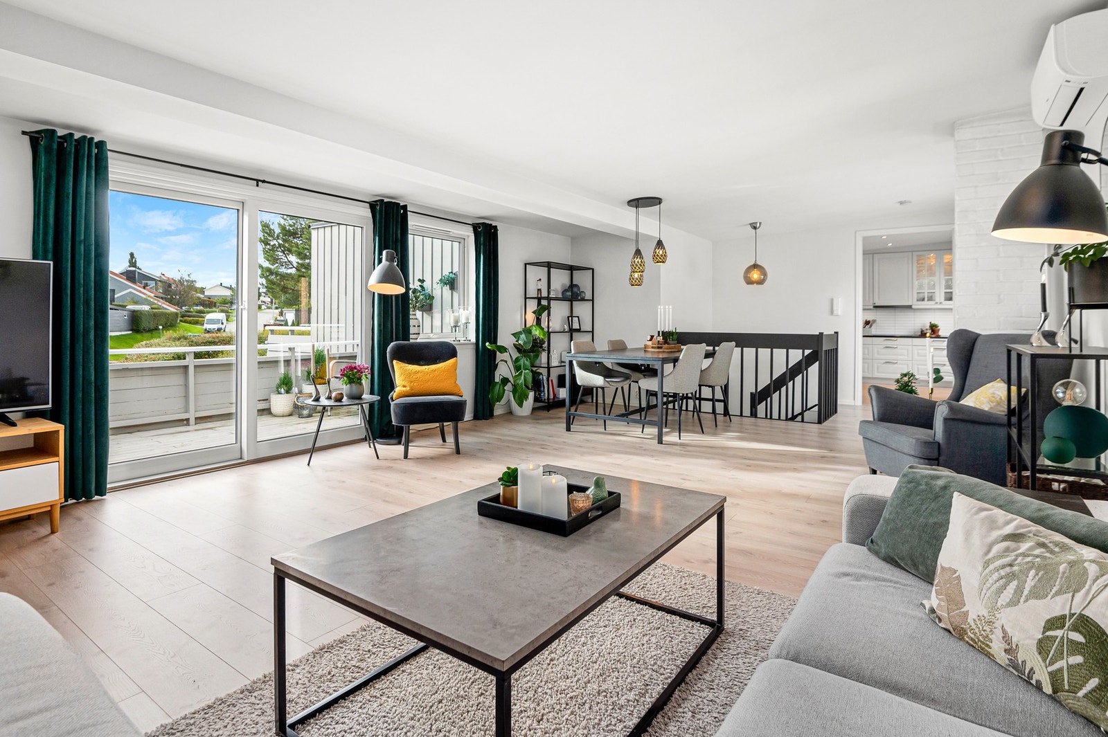 Hovedstuen ble oppusset i 2019 med bl.a etterisolering, nye gulv og vegger, samt ny balkongdør. Galleribilde