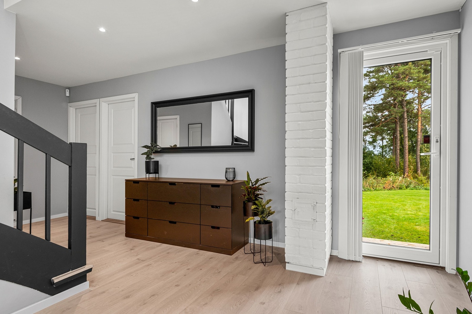 Det er pipeløp i boligen og fullt mulig å montere vedovn. Utgang til bakhage via terrassedør (også fra 2022). Galleribilde