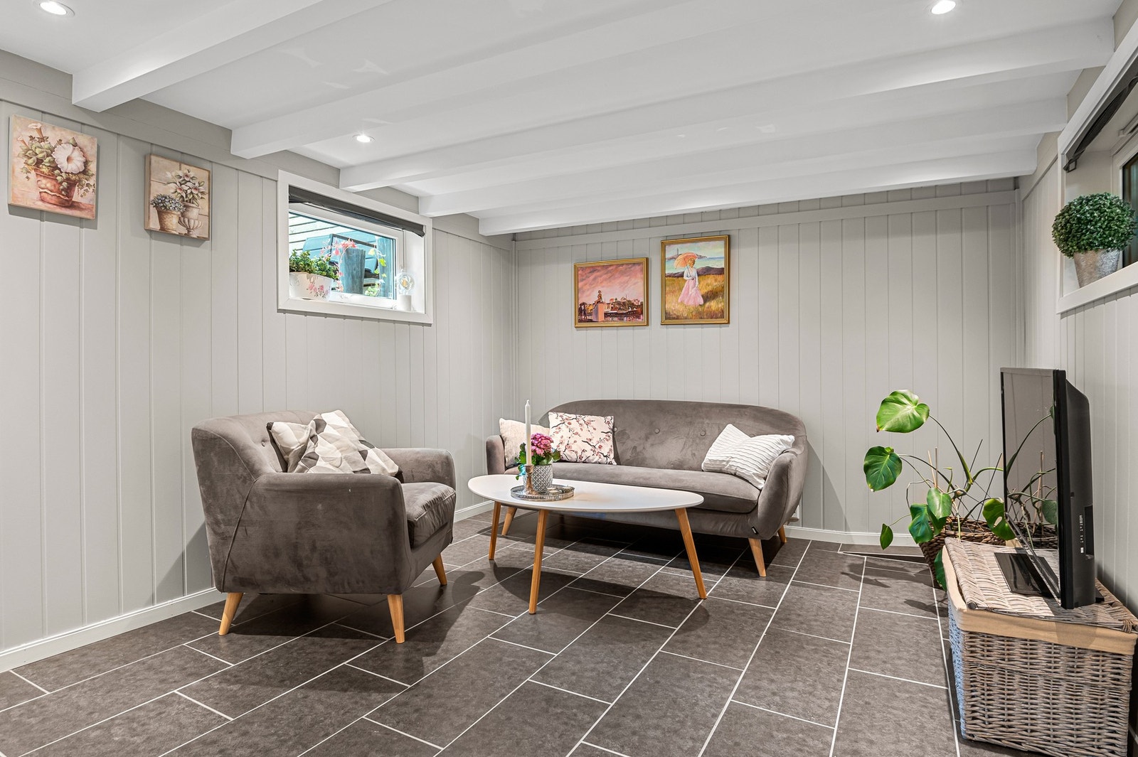 Kjellerstuen med varmekabler i gulv. Det gjøres oppmerksom på at kjellervinduene er noe for små til å tilfredsstille dagens krav til rømning. Galleribilde