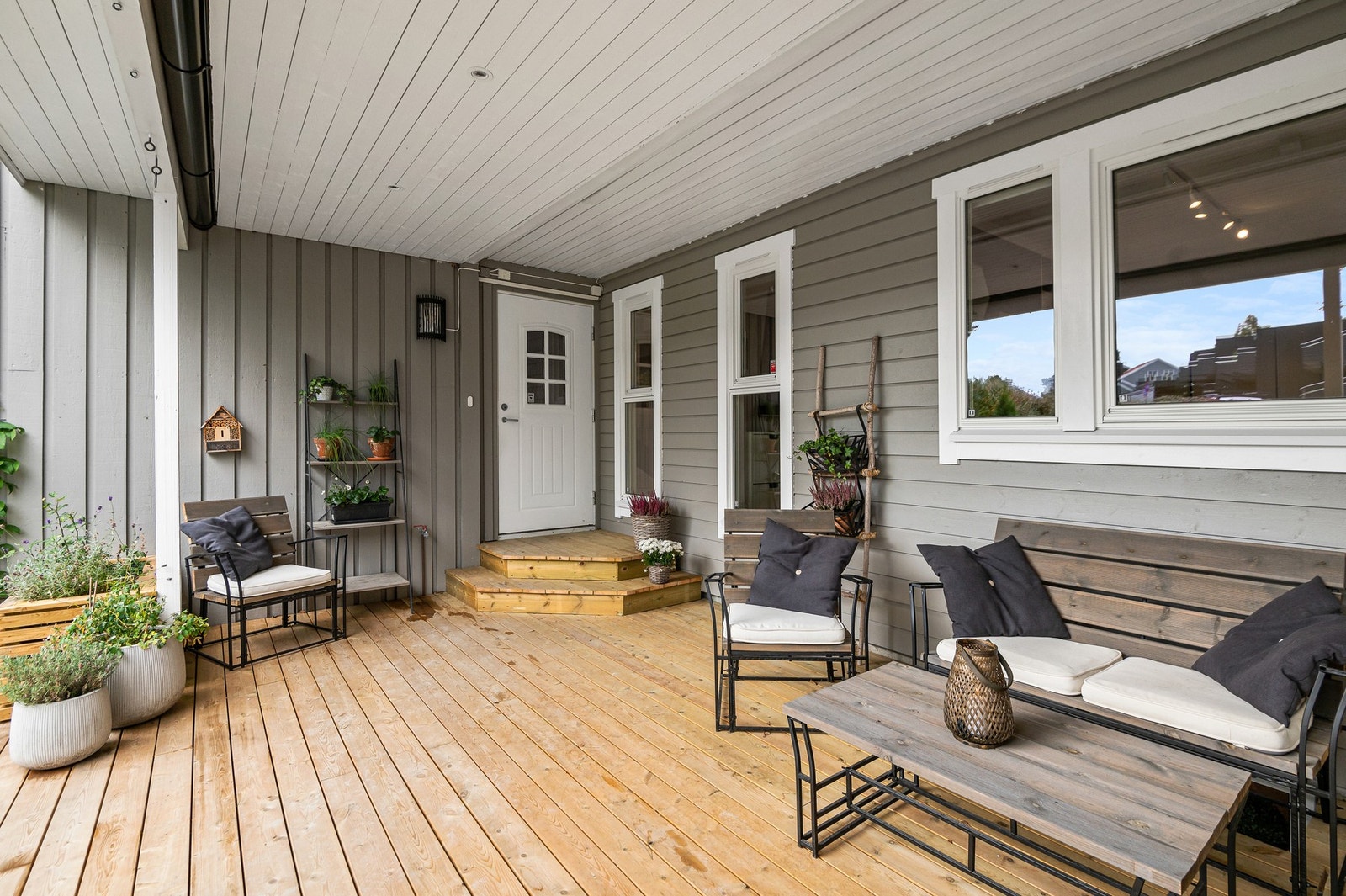 Godt med plass til div. sittegrupper. Downlights i himling. Galleribilde