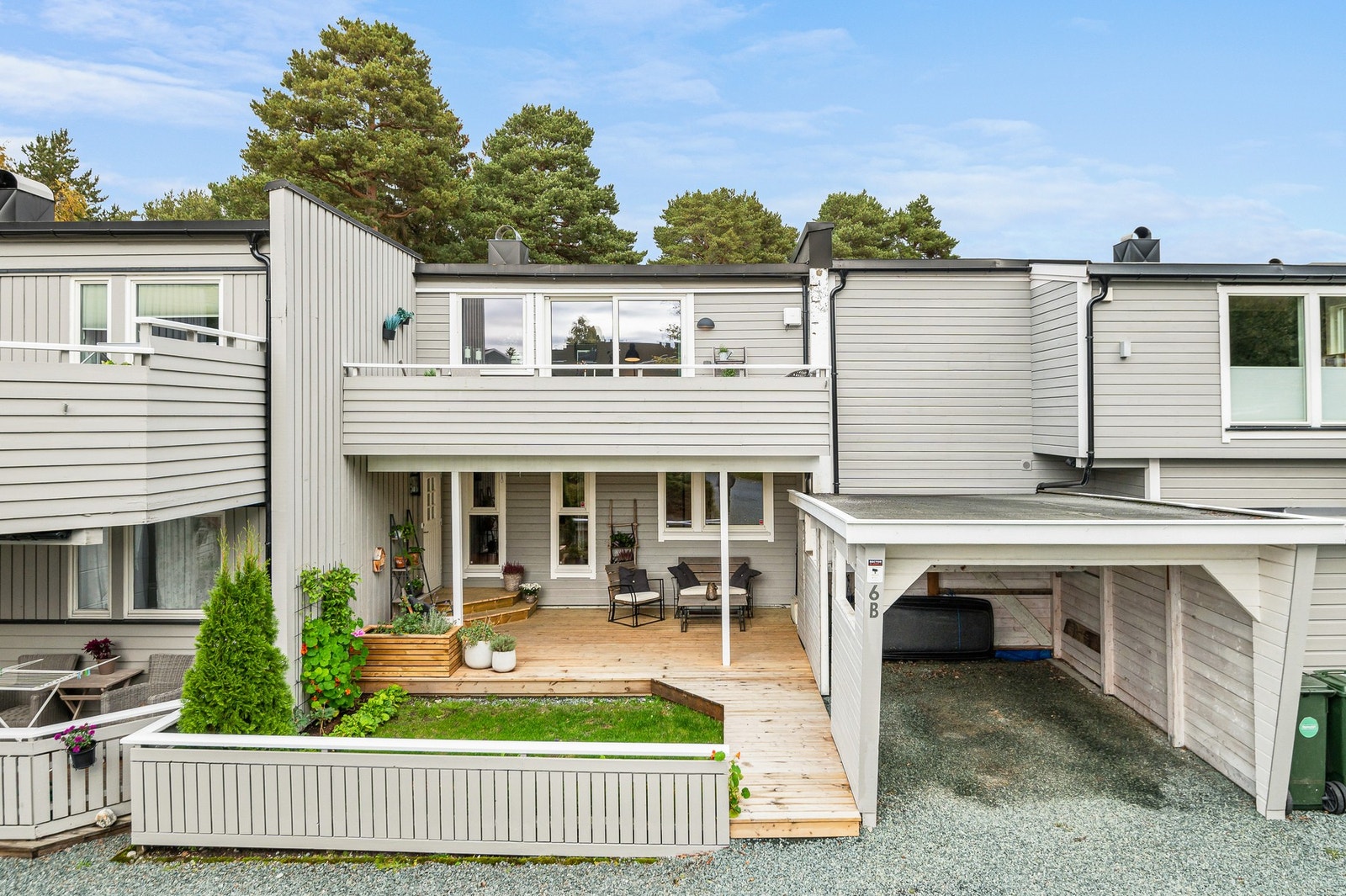 Tilhørende carport m/elbillader. Kledningen ble skiftet i 2022. Galleribilde