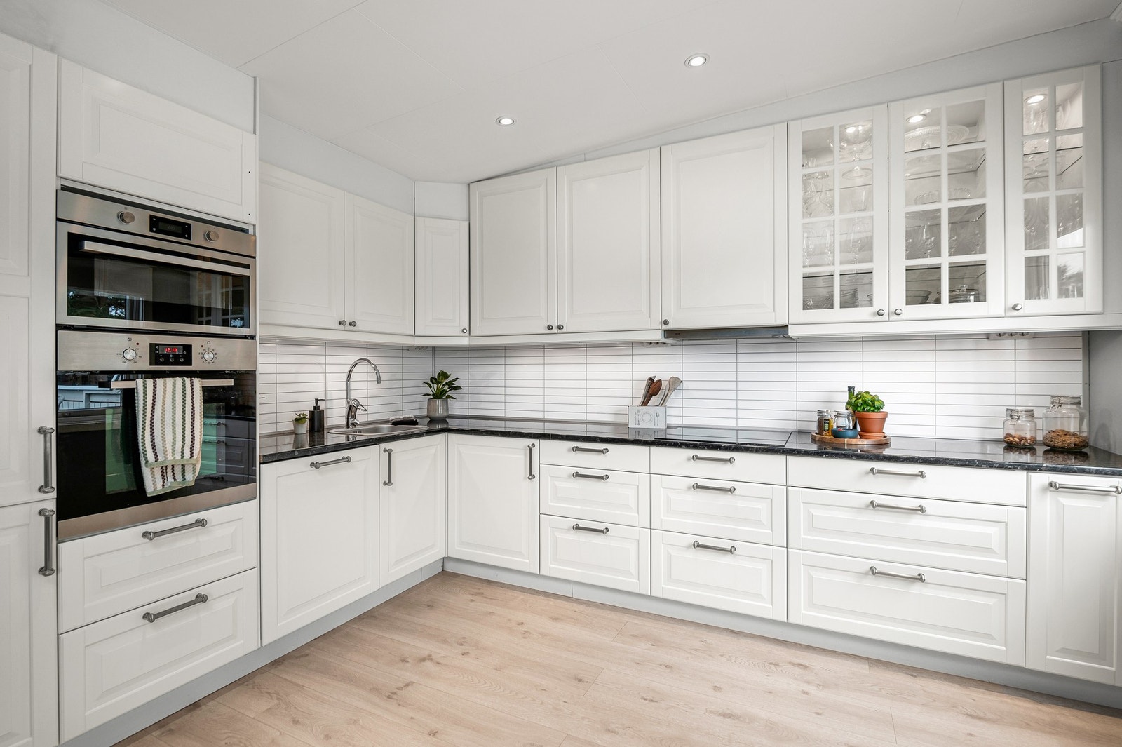 Lekkert kjøkken fra 2011 med integrerte hvitevarer i høyskap og rikelig med skap- og benkeplass. Oppvaskmaskinen er for øvrig ny fra 2021. Galleribilde