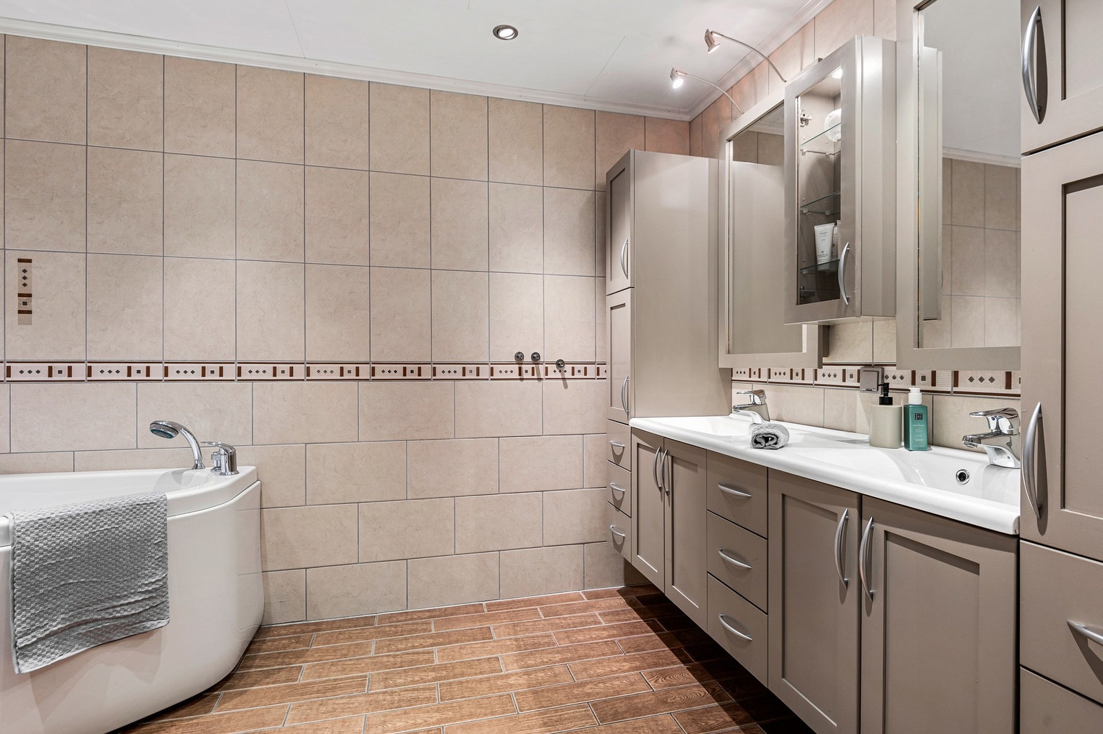 Rikelig med lagringsplass i baderomsinnredningen. Herlig hverdagsluksus med dobbelservant. Galleribilde