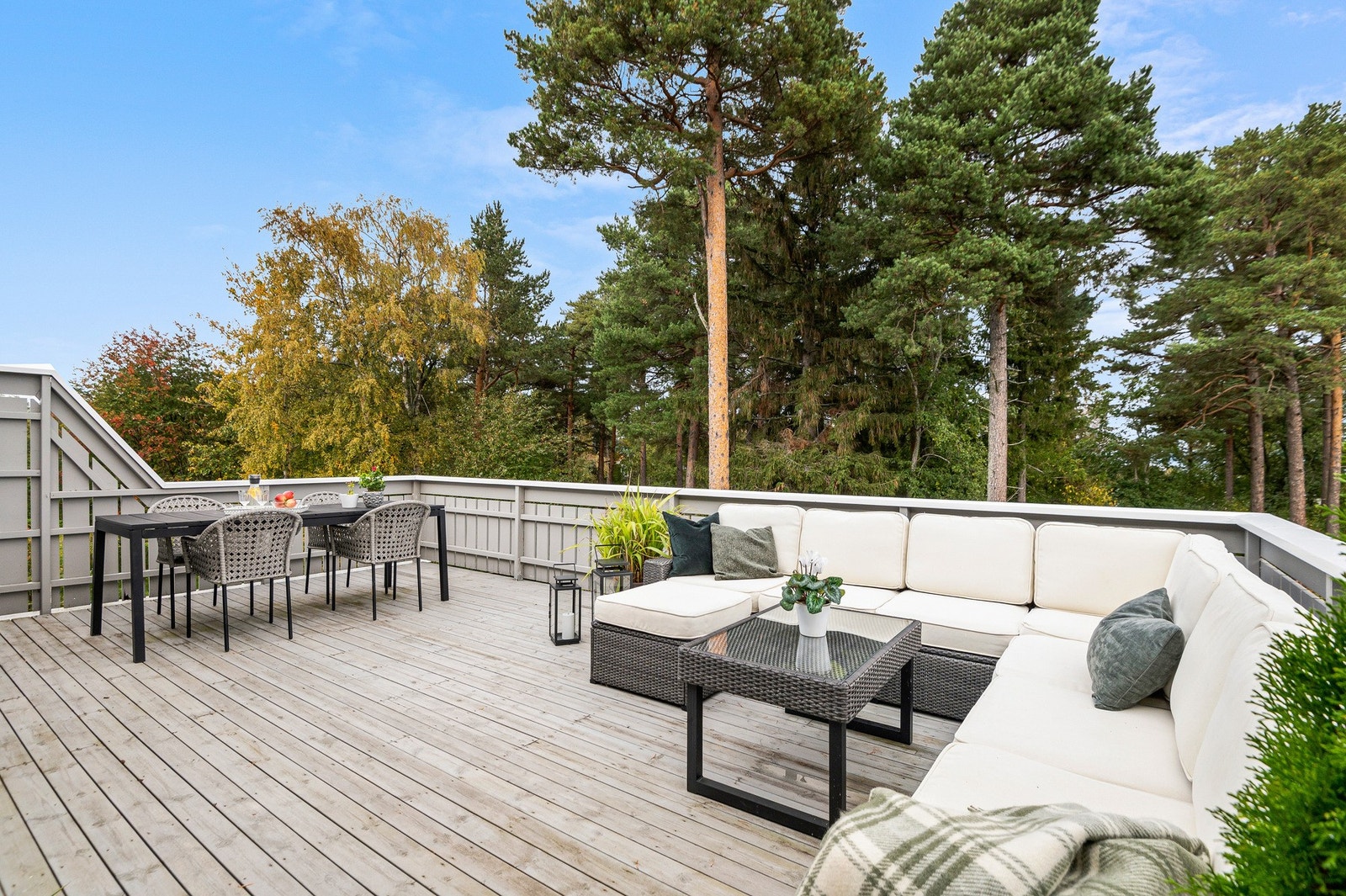 Rikelig med plass til diverse utemøblement og grill e.l. Galleribilde