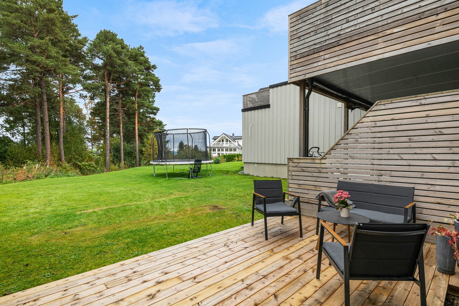 Herlig og usjenert uteareal. Terrassen er fra 2024. Galleribilde