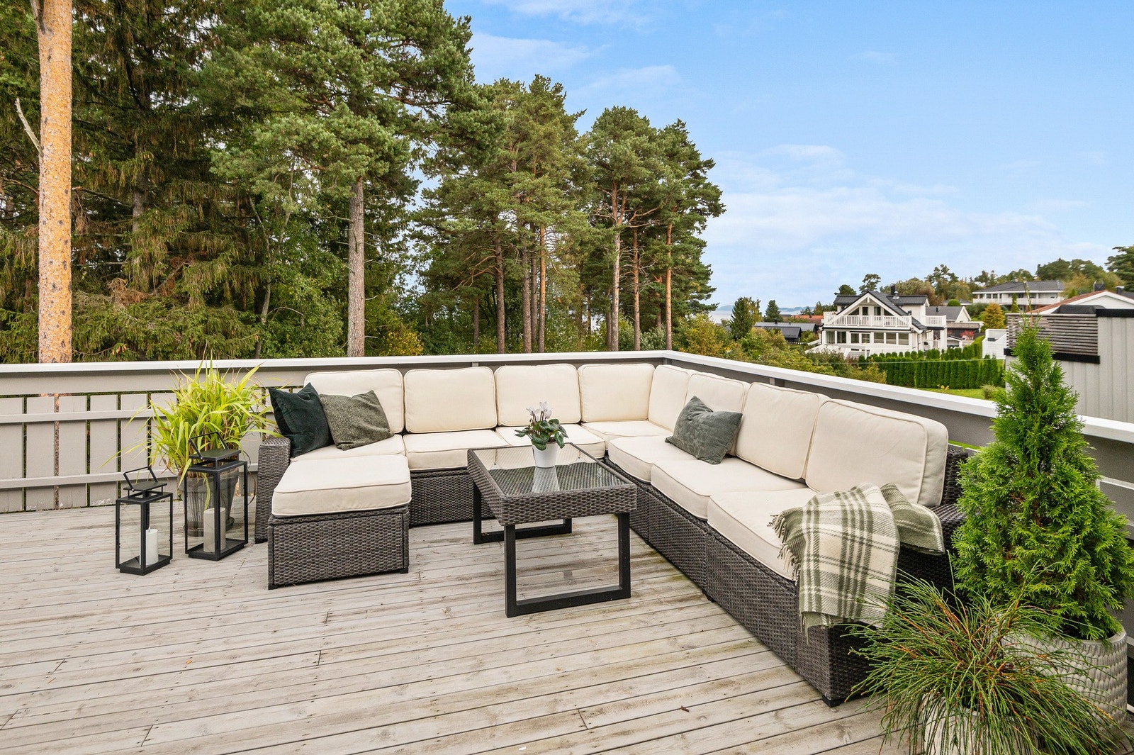 Stor takterrasse på ca. 30 kvm. Samlet sett nyter du glimrende solforhold fra ca. kl. 07:00 til 21:00 på boligens uteplasser på sommerstid. Galleribilde