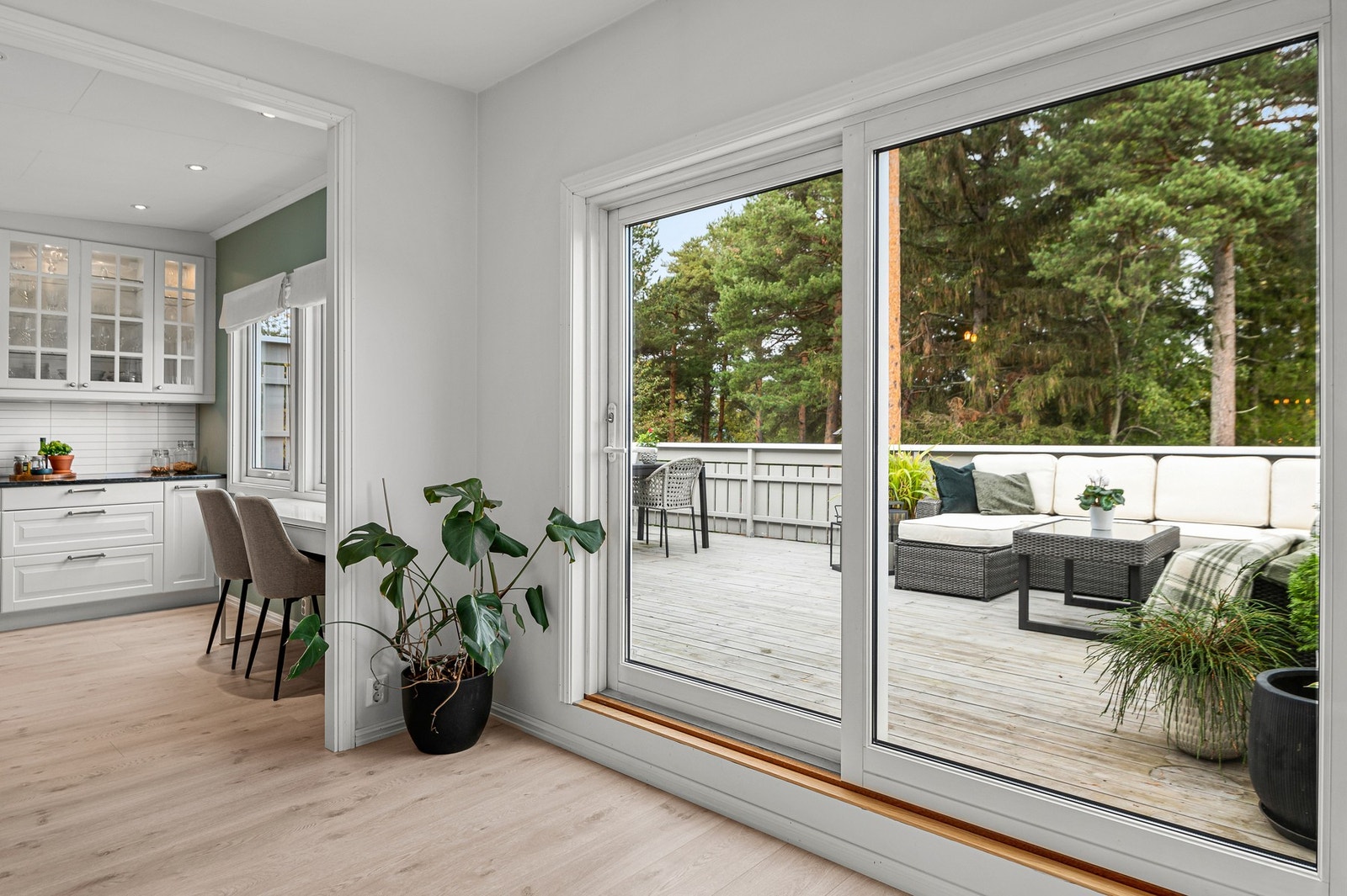 På den andre siden av stuen er det utgang via skyvedører til takterrassen. Galleribilde