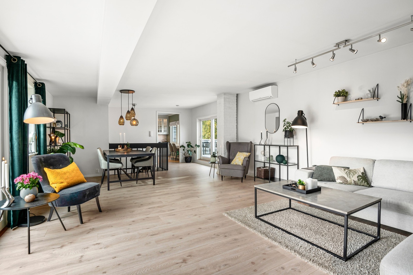 Stuen er på i overkant av 40 kvm. Effektiv varmepumpe ble installert så sent som i 2023. Galleribilde