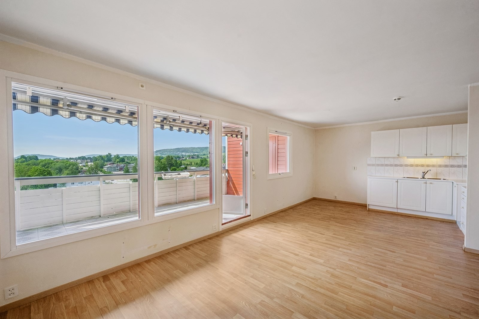 DNB Eiendom ved Vibeke Børven har gleden av å presentere Bruveien 2! Kjøkkenet ligger i åpen planløsning mot stue/spisestue. Galleribilde