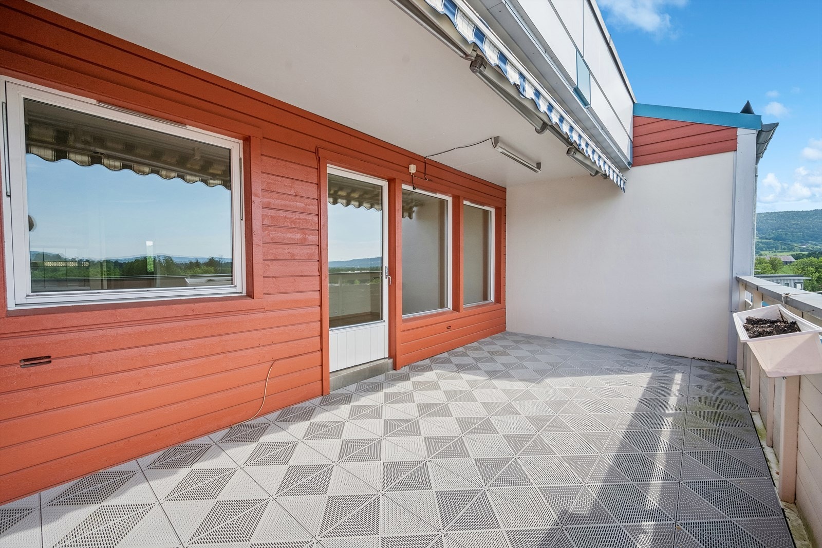 Delvis overbygd og med markise. Galleribilde