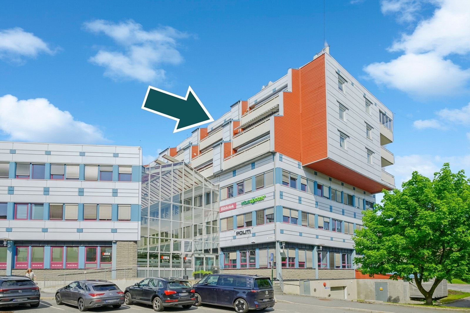 Eiendommen er beliggende midt i Lierbyen og i byggets toppetasje (6. etg.). 2 minutters gange fra bygningen til bussterminalen. Galleribilde