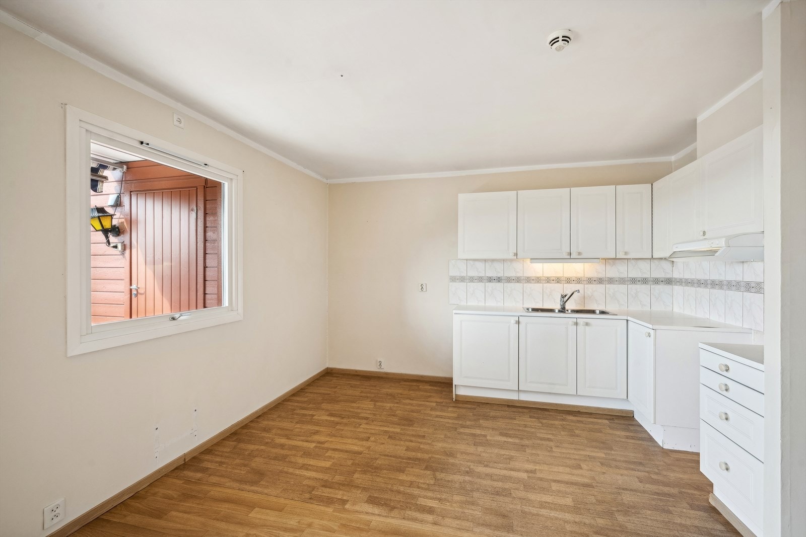 Det er montert fliser på veggen over benkeplaten. Galleribilde