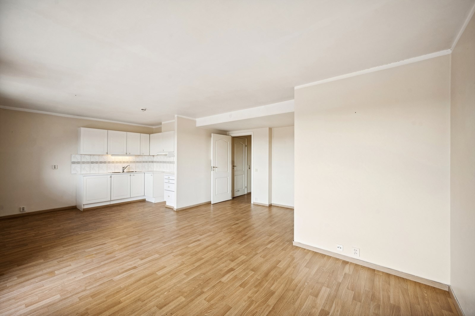 Rommet er av god størrelse med fin plass for å kunne innrede med både sofa- og spisebordmøblement. Galleribilde