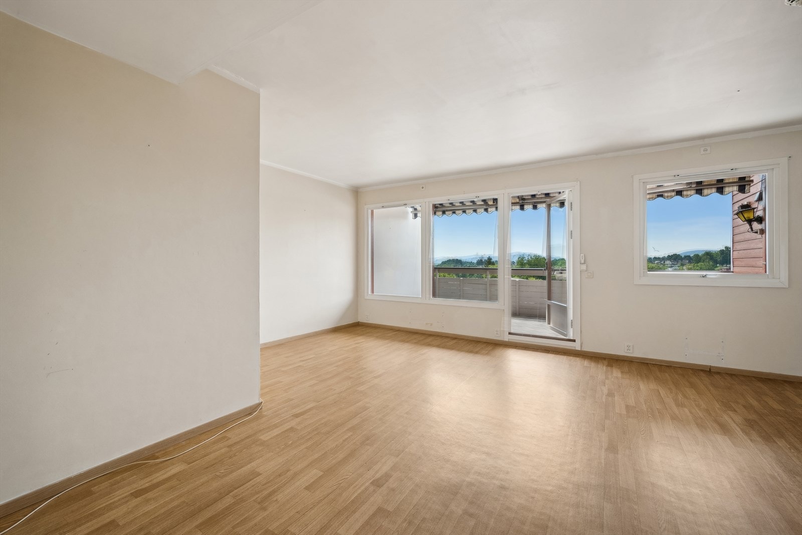 Store vindusflater gir godt med naturlig lysinnslipp. Galleribilde