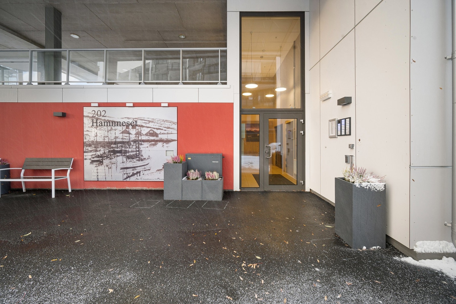 Pent inngangsparti med dobbel takhøyde i "lobbyen" Galleribilde