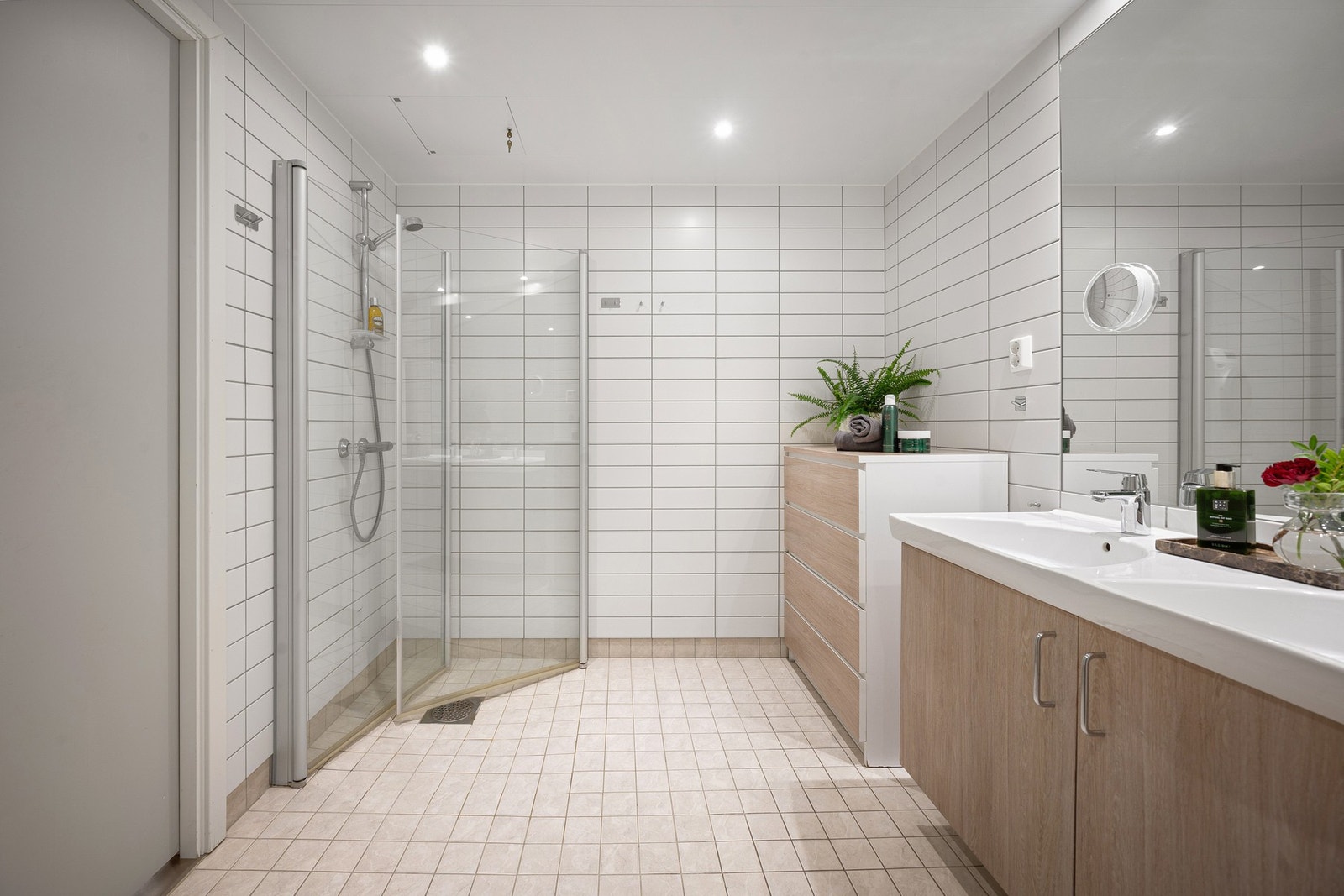 Badet inneholder dobbel servant, dusjhjørne med innfellbare glassdører og wc Galleribilde