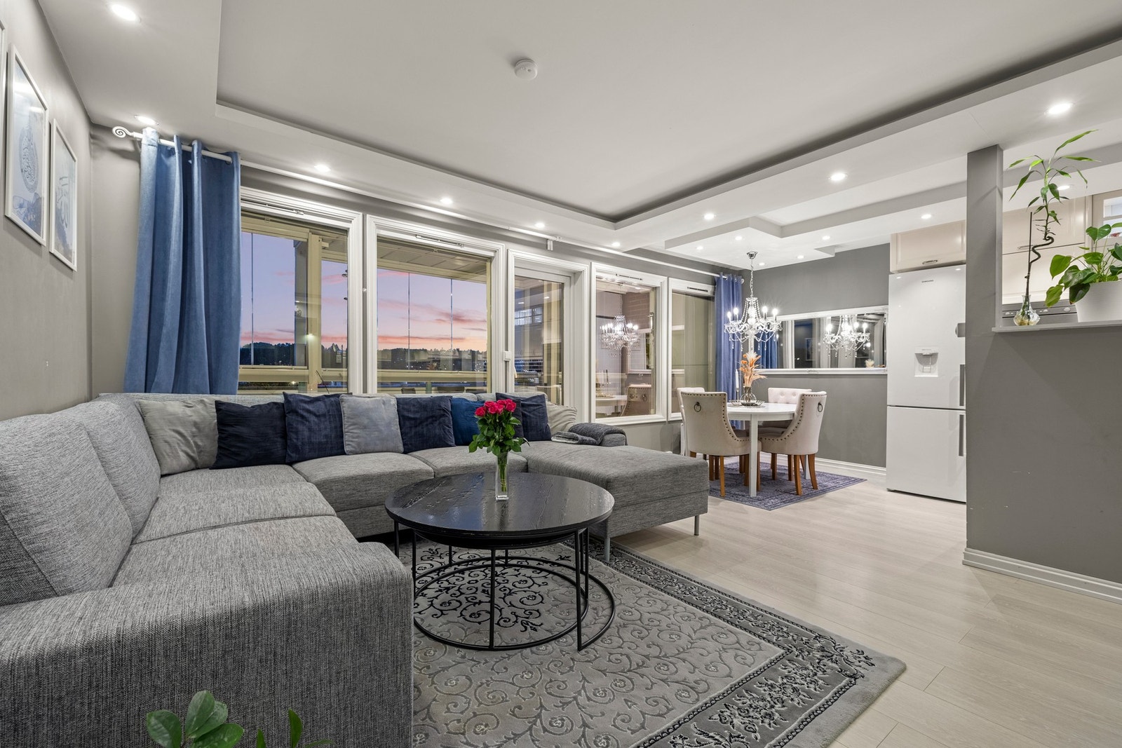 Stuen har store vindusoverflater som slipper inn godt med naturlig lys. Galleribilde