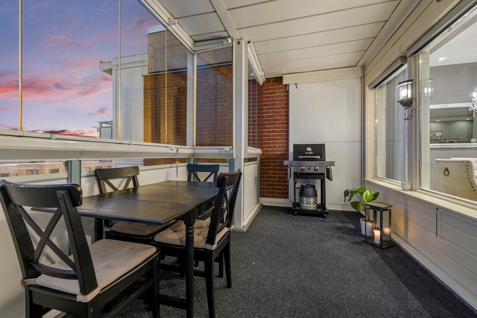 Her har du god plass til diverse utemøbler og grill. Galleribilde