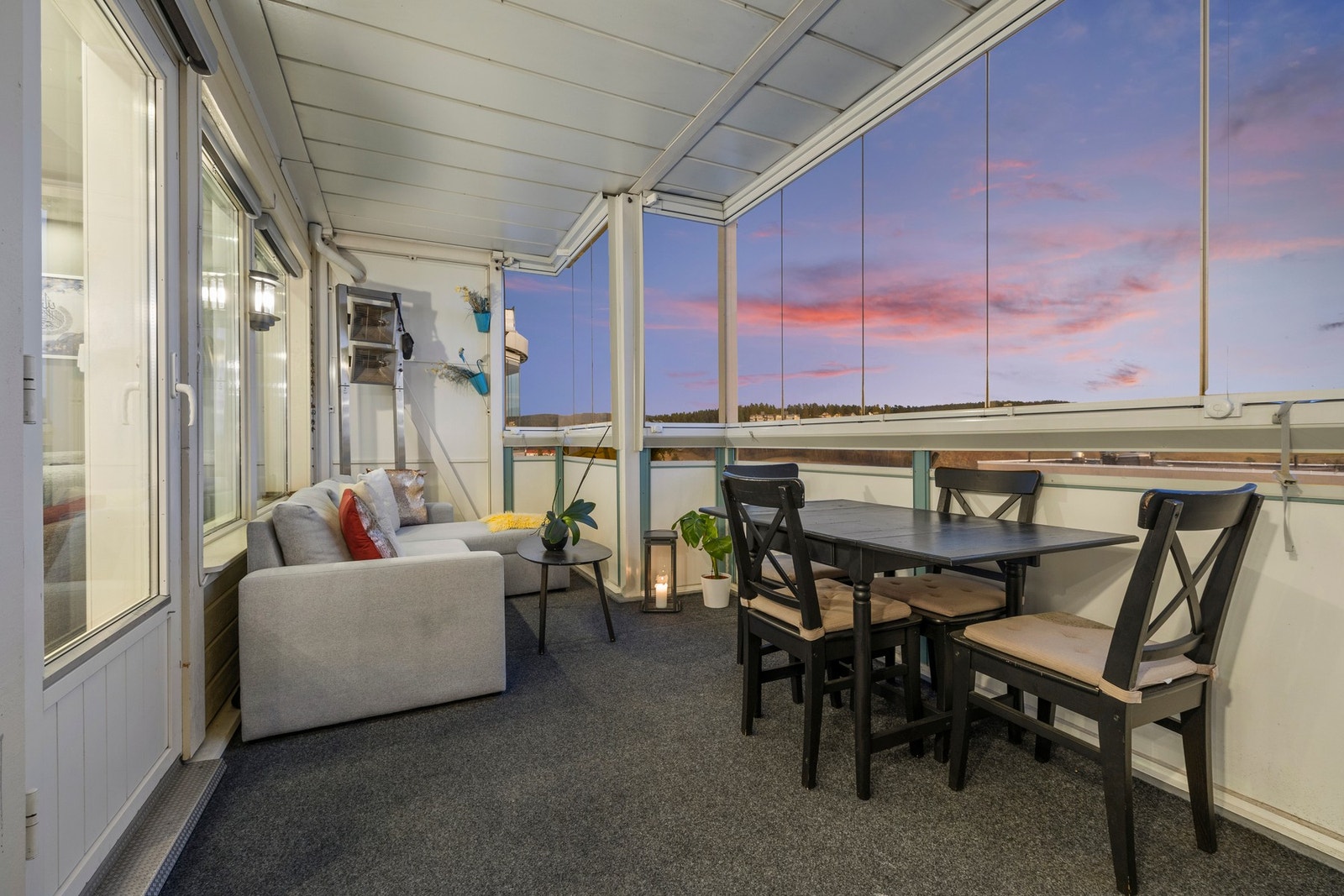 Balkong med luftig og herlig utsyn over området. Her kan man nyte varme sommerdager! Galleribilde