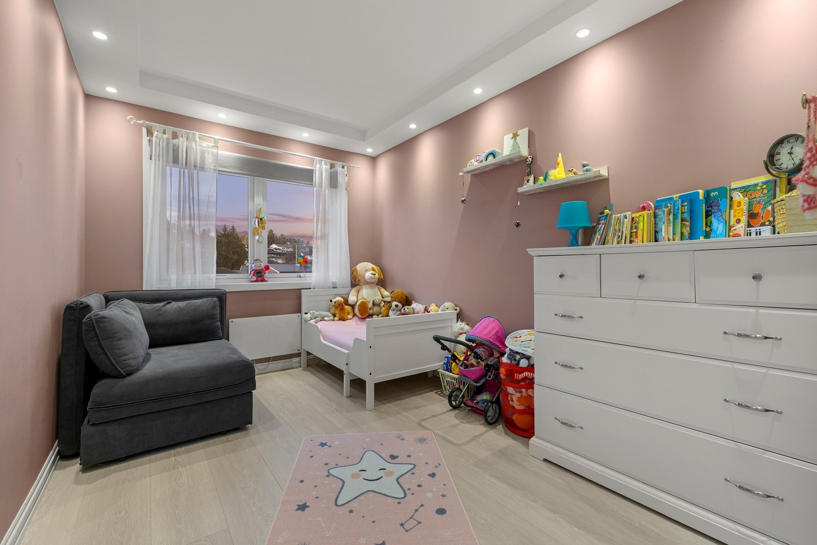 Leiligheten har 3 soverom, kan for eksempel benyttes som barnerom og gjesterom. Galleribilde