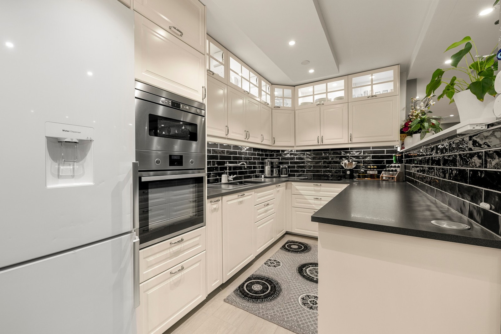 Her har du god oppbevaringsplass til diverse kjøkkenredskaper. Galleribilde