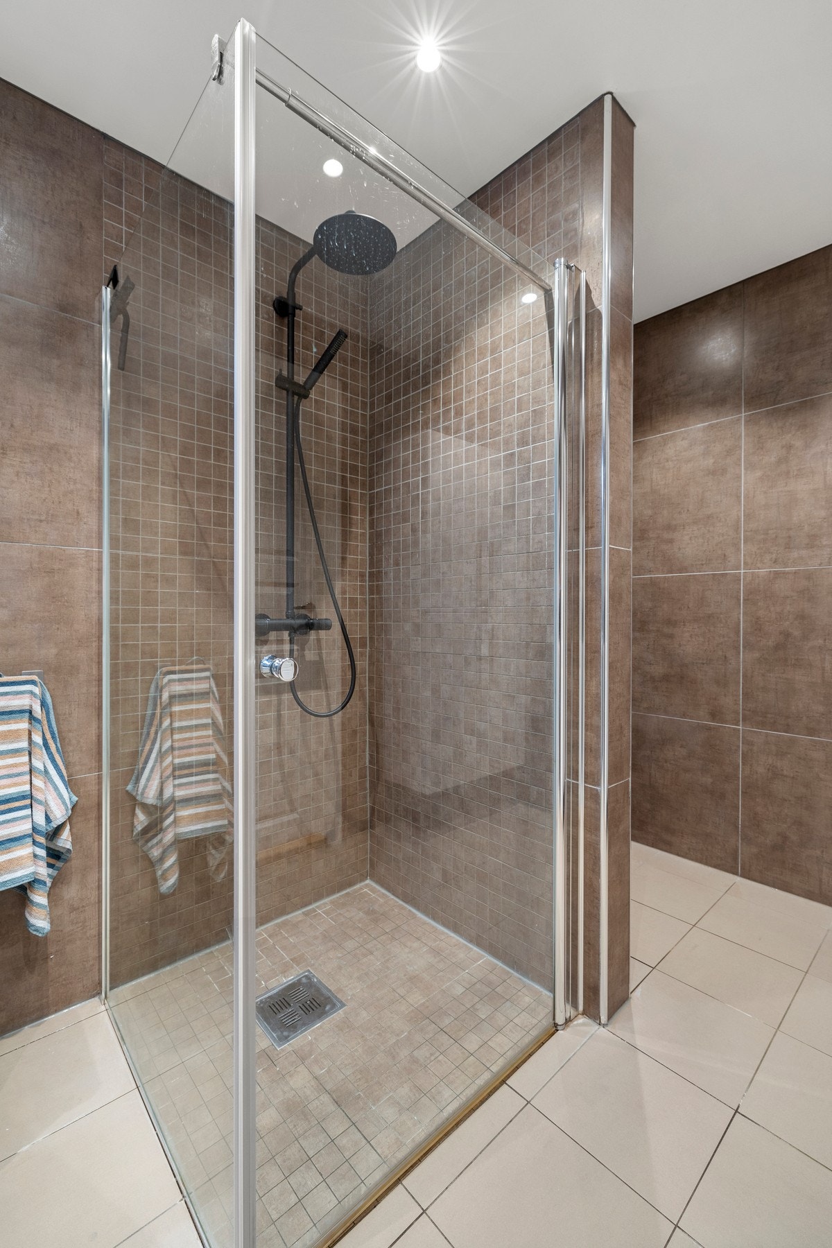 Flott dusj på badet. Galleribilde