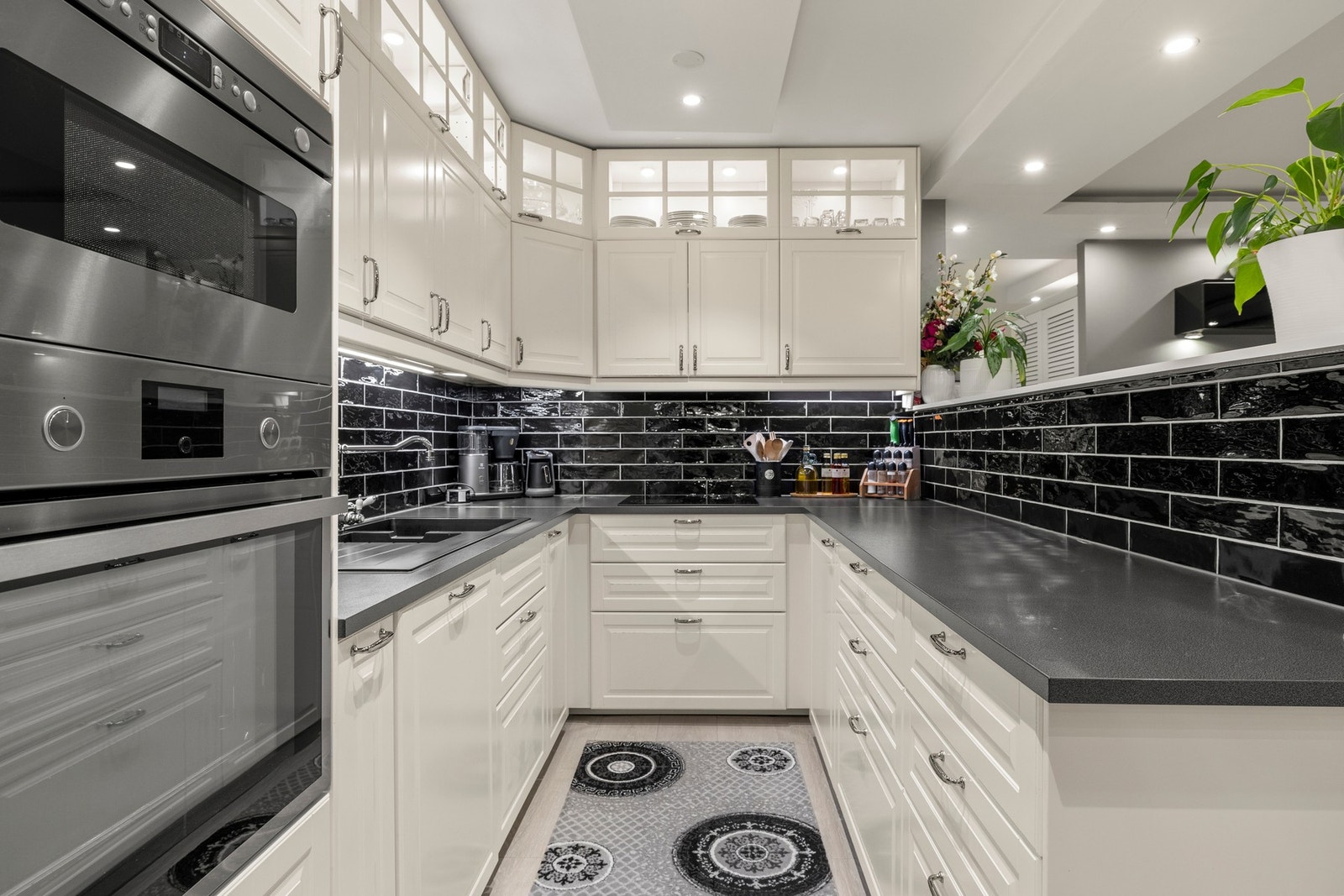 Stort kjøkken som fremstår som lyst og pent. Galleribilde