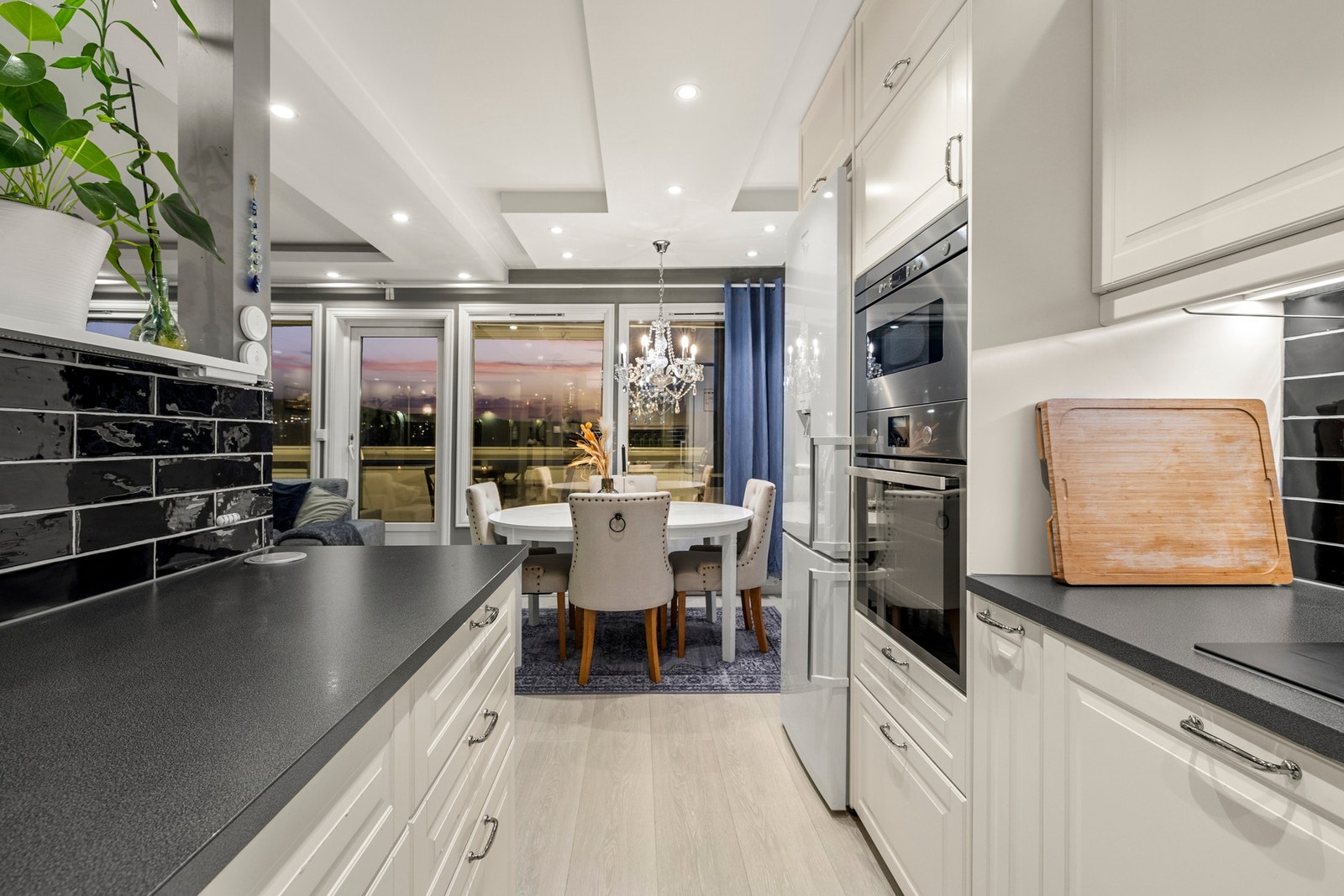 Det er sosialt å lage mat i Tulipanveien 36! Her kan du kokkelere mens venner og familie er på besøk. Galleribilde