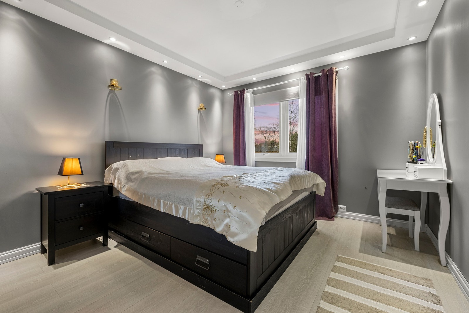 Hovedsoverommet har god plass til dobbeltseng og tilhørende soveromsmøbler. Galleribilde