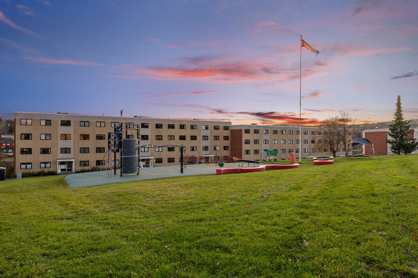 Flott opparbeidet uteareal utenfor leiligheten. Galleribilde