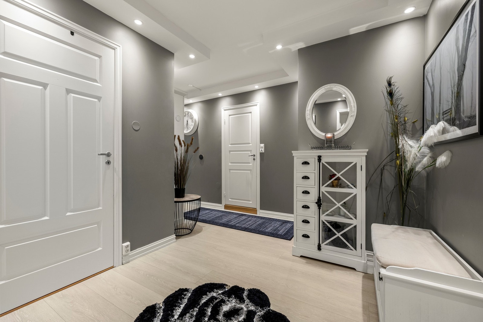 Entréen gir et godt førsteinntrykk av boligen. Galleribilde