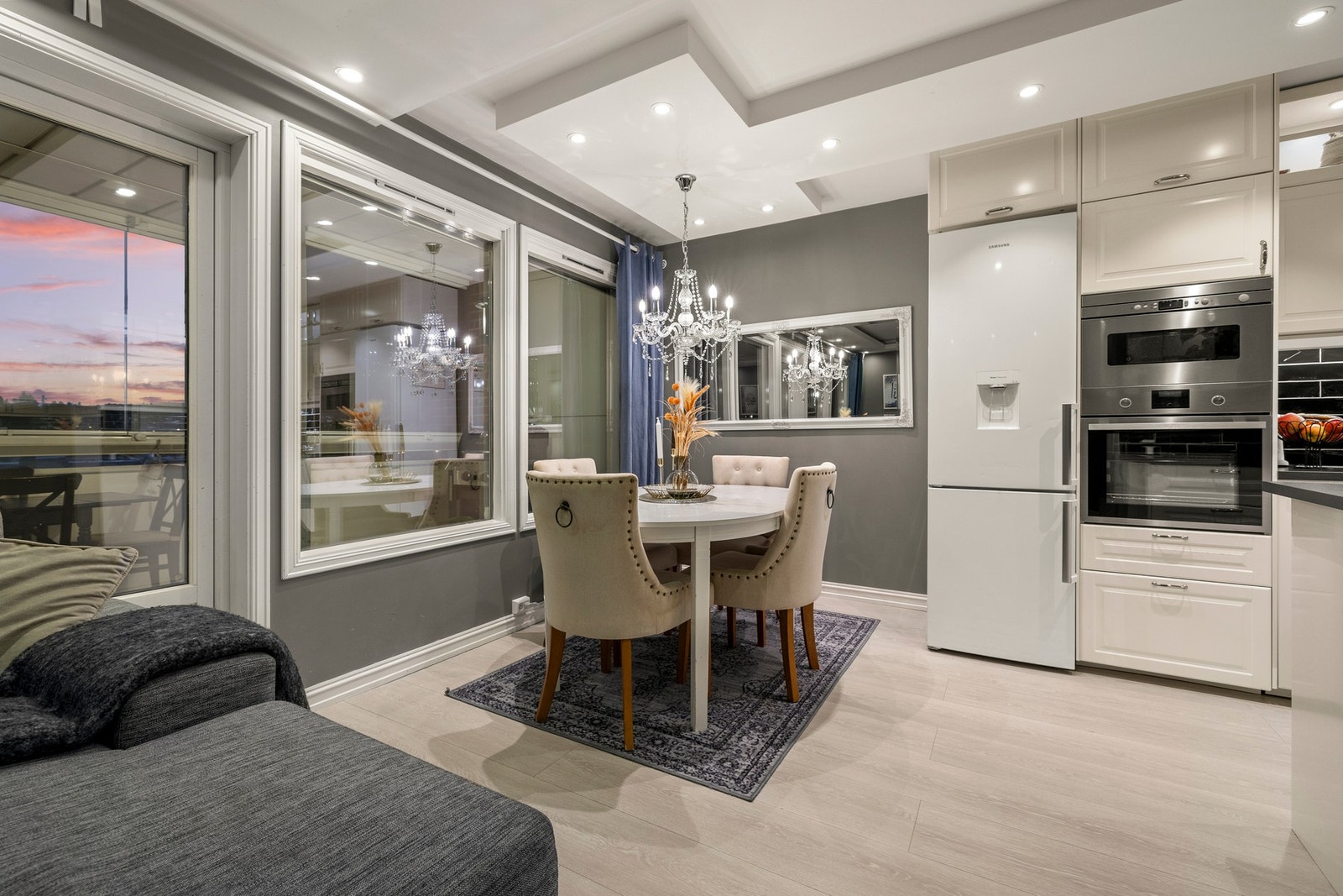 Videre har man plass til spisegruppe ved kjøkkenet. Galleribilde