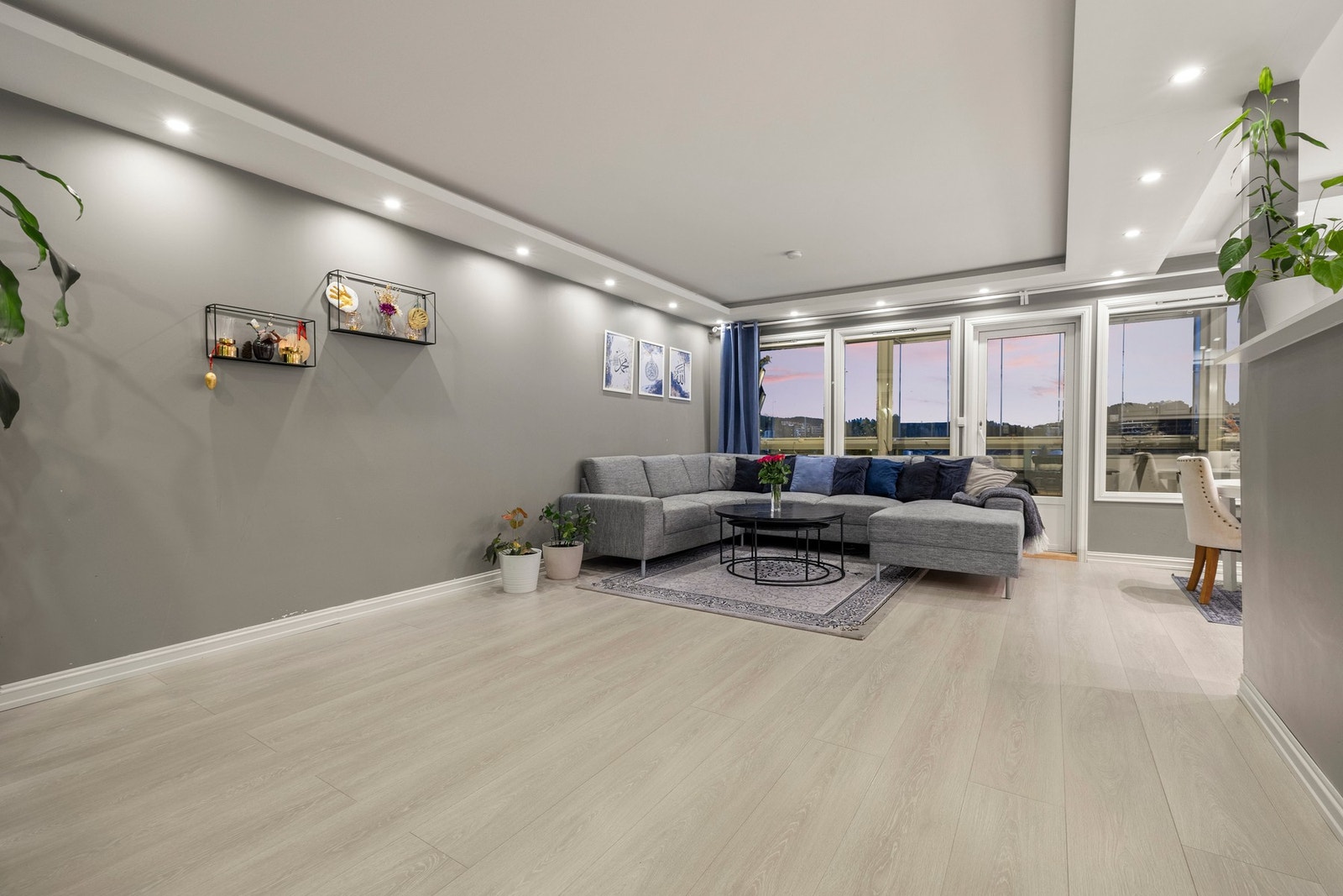 Fra oppholdsrommet er det utgang til en overbygd balkong. Galleribilde