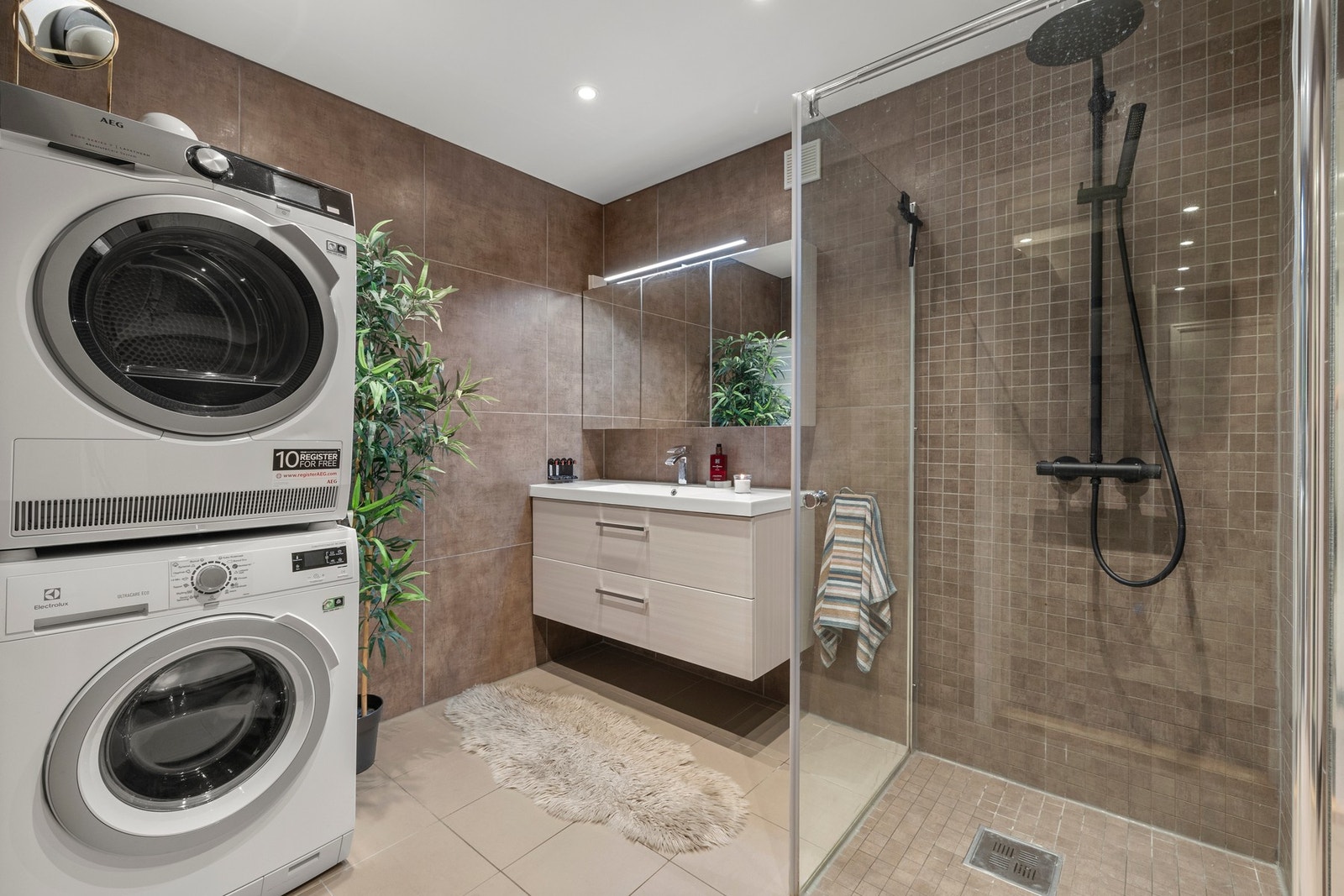 Flott bad som bærer et moderne preg. Galleribilde