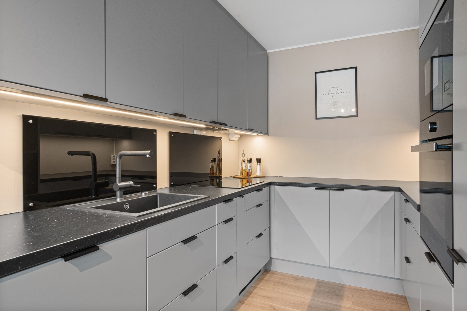 Moderne kjøkken med integrerte hvitevarer og god skapplass. Galleribilde