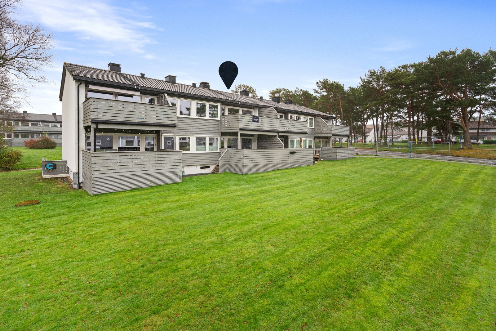 Leiligheten har en sentral beliggenhet med buss og dagligvare et steinkast unna. Galleribilde