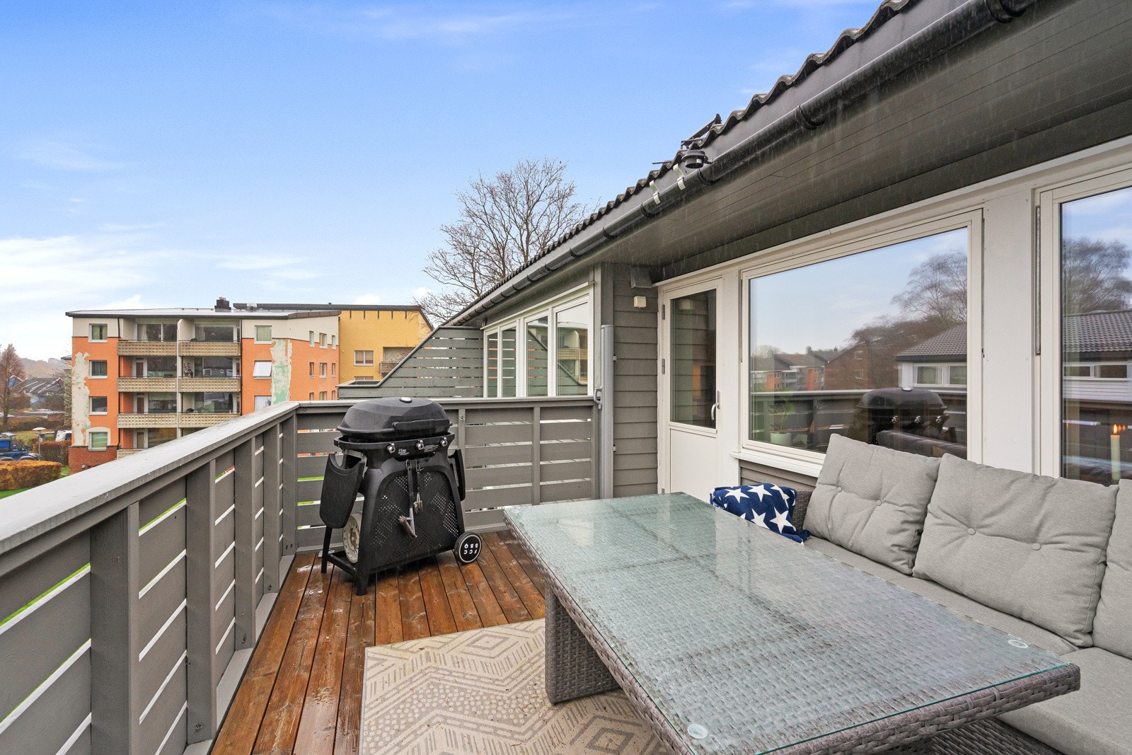 Balkongen er av god størrelse og kan fint møbleres etter ønske og behov. Galleribilde