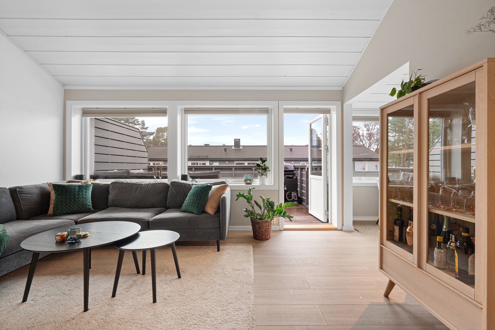 Størrelsen på stuen gjør det enkelt å innrede i ulike soner. Galleribilde